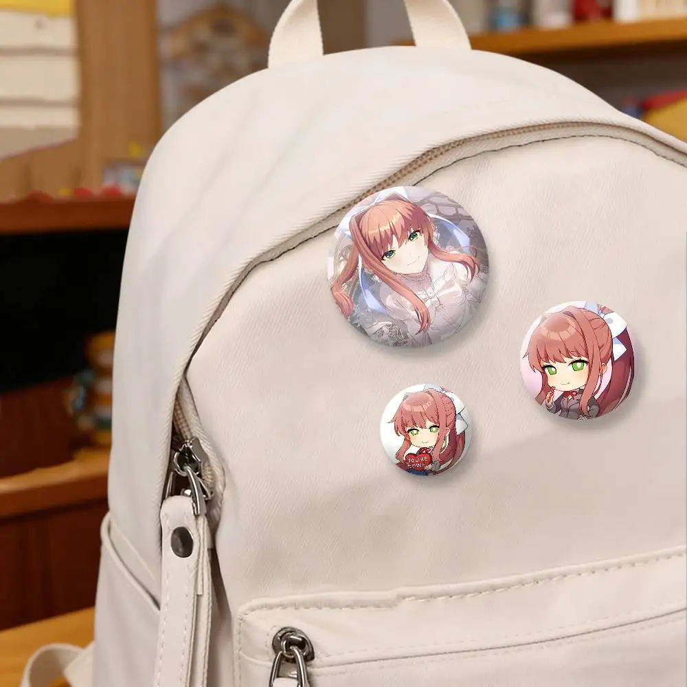 Broches de la serie DDLC Girl, con la imagen de M-Monika, insignias de dibujos animados, alfileres, accesorios para mochilas y sombreros, un regalo para amigas.