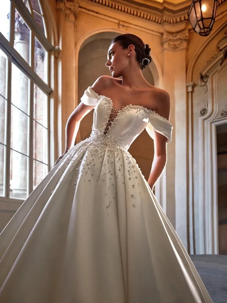 Abiti da sposa con perle scintillanti bianche di lusso personalizzate con spalle scoperte Abiti da sposa con scollo a cuore senza schienale Vestido De Noiva