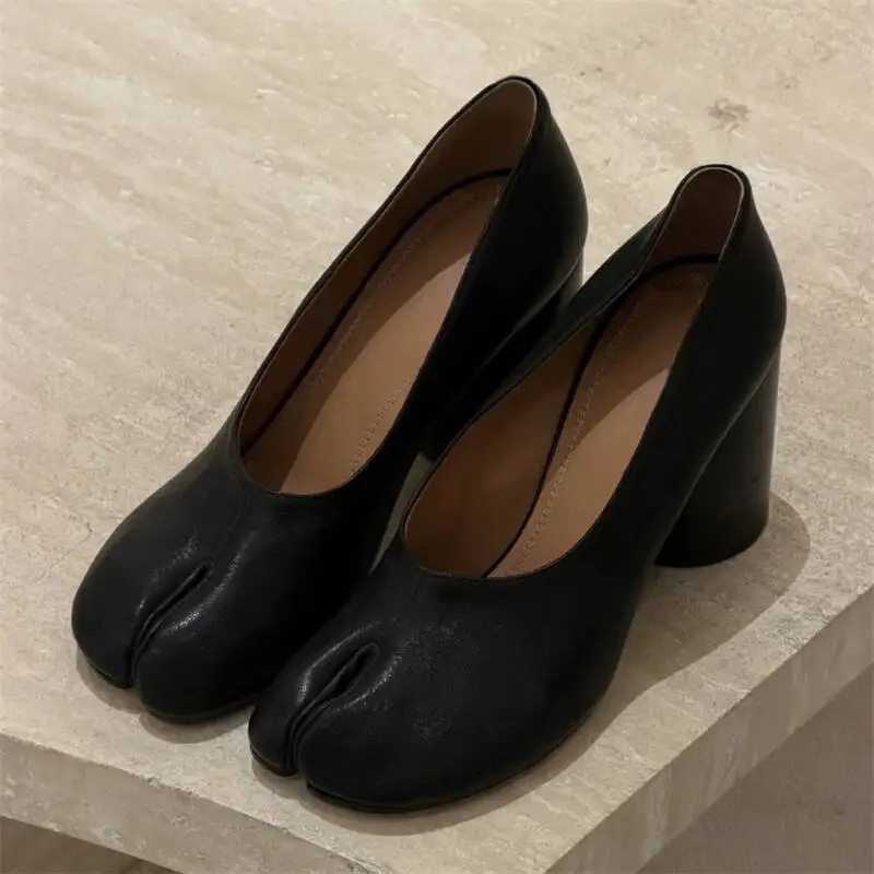 Black Pumps