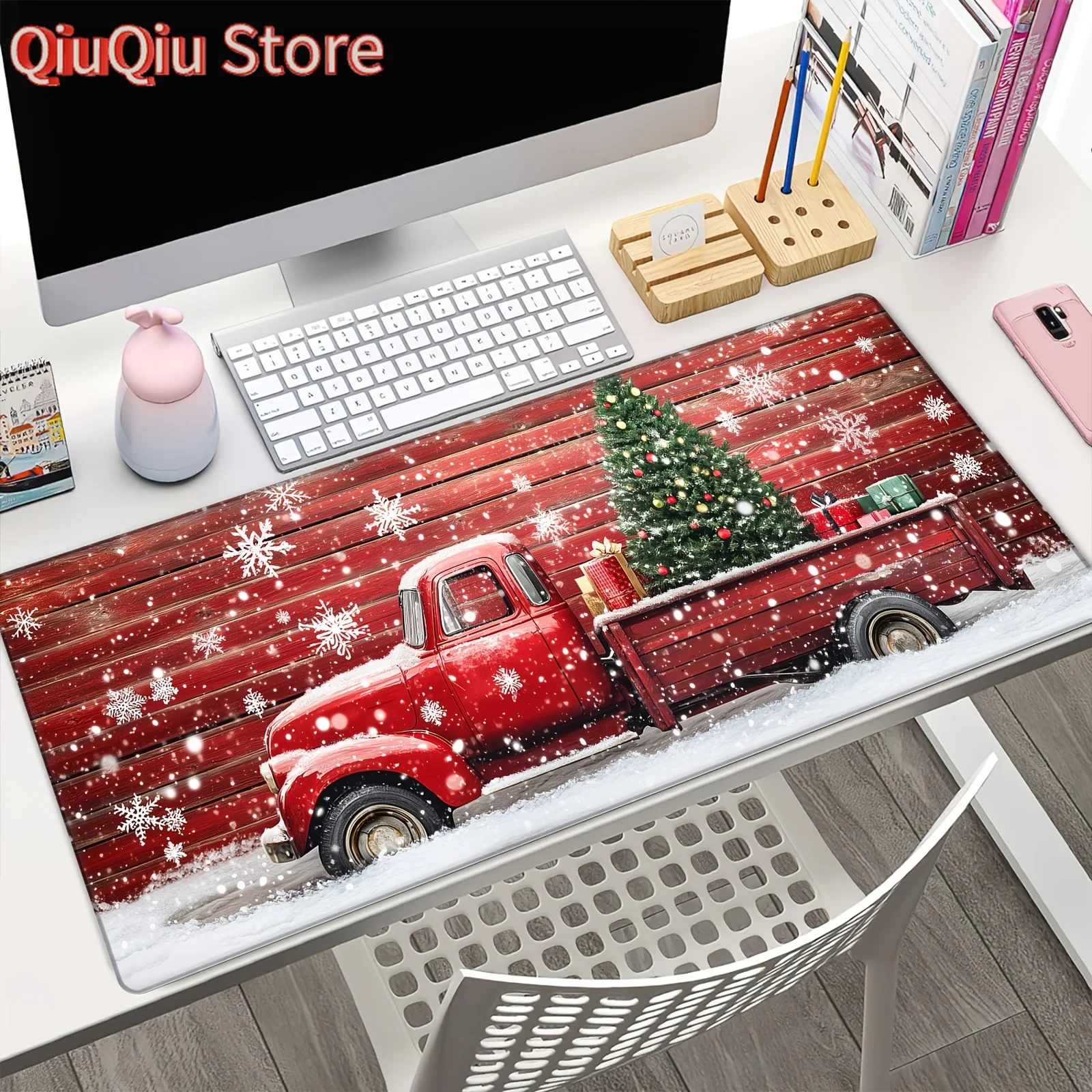 

Коврик для мыши «Рождественская елка» и красным грузовиком с нескользящей резиновой основой и прошитыми краями — большой удлиненный праздничный настольный коврик для дома O