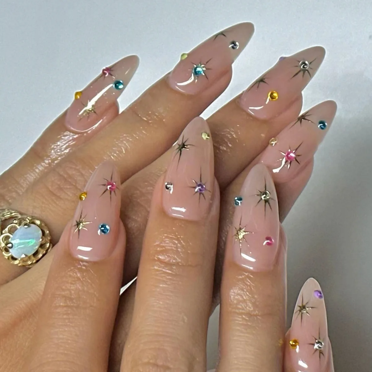 24 Uds uñas postizas francesas prensadas en uñas cubierta completa brillo diseño de diamantes de imitación Aurora juego de uñas de almendra usable dulce arte de uñas postizas