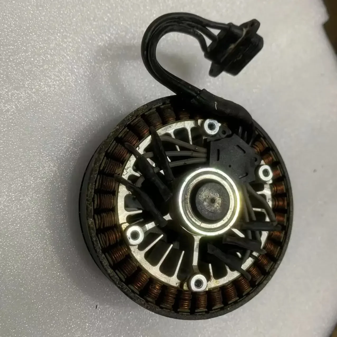 t30-transfrontaliero-motore-usato-per-parti-originali-del-drone-dji-agras