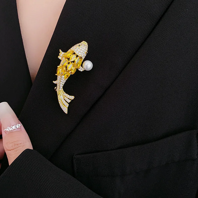 

High Quanlity 14k Gold Plated Goldfish Brooch Luxury Yellow Rhinesonte Brooches Pins Koi Carp Fish Pin Clothes Accessories