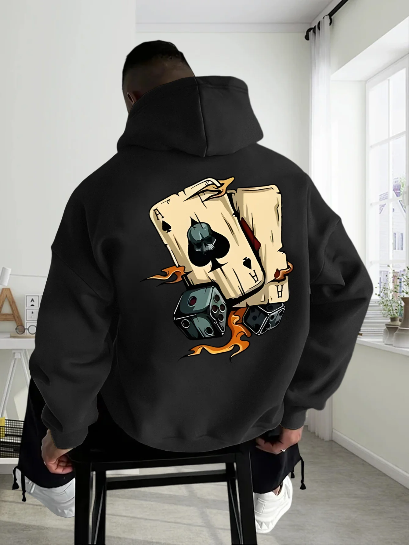 Men's street fashion hooded sweatshirt with black deck of cards, skull and flame print. Loose hip-hop sports hooded shirt.