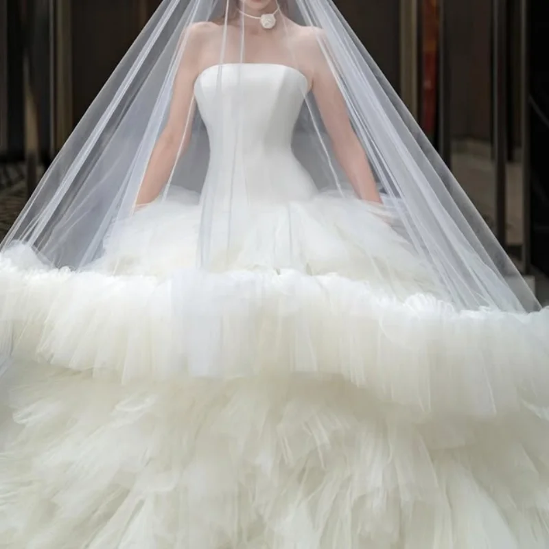 Vestidos De novia reales blancos De lujo personalizados, cola larga, apliques De encaje, encaje De tul, capas De volantes, bata hecha