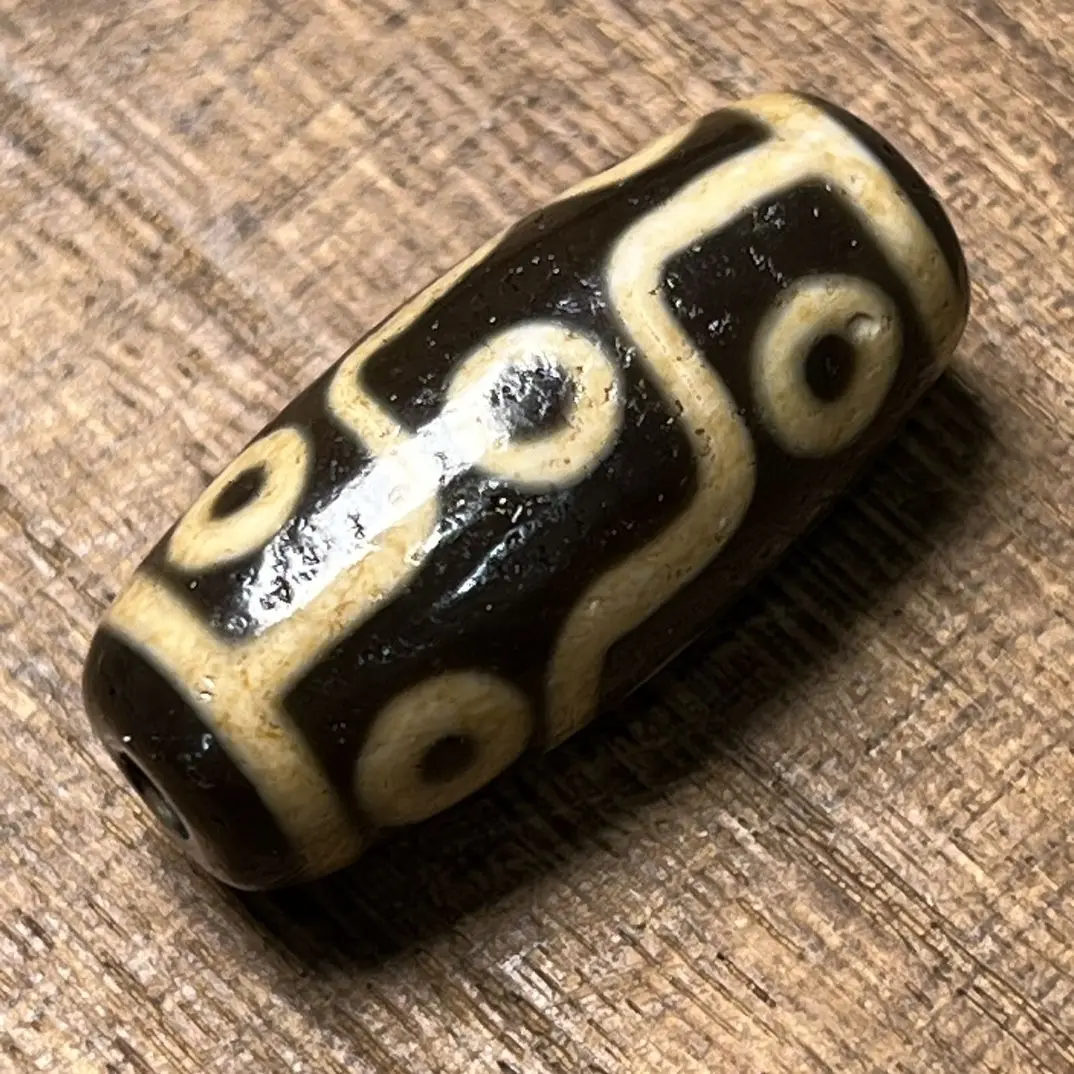 Tibetan genuine niche dzi beads, natural old agate high oil-coated pulp, weathered black and white nine-eye tooth yellow nine-ey