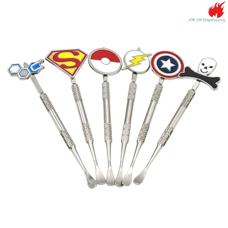 Cucchiaio creativo in acciaio inossidabile distintivo del fumetto bastone per la pulizia raccordi per tubi di tabacco in polvere bruciatore a olio cucchiaio da tè in cera strumento per fumatori