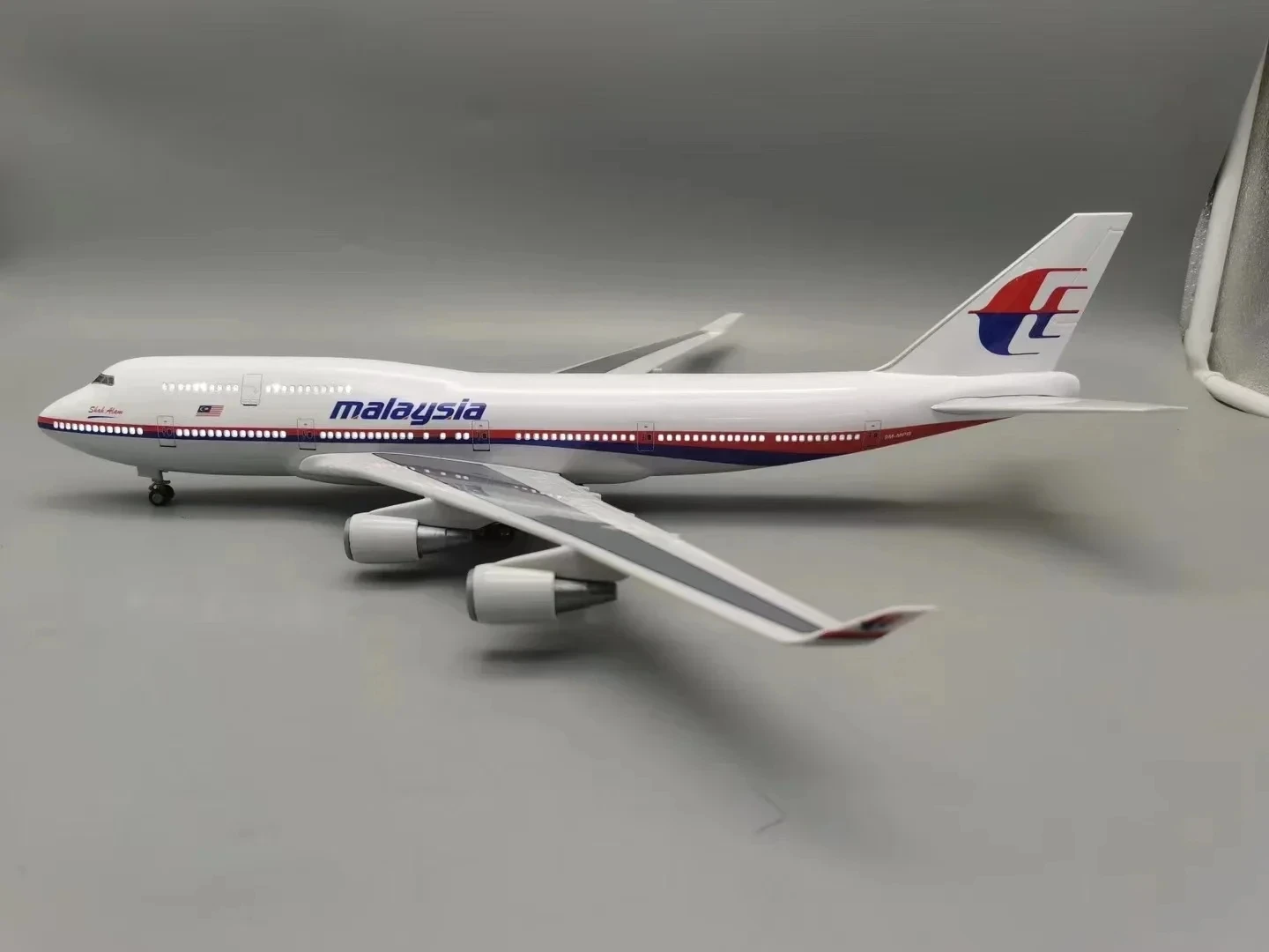 47cm Malaysia Airways B747 Airplane Models Resin Diecast 1/150 Scale Model Aircraft Collectible Desk Ornament With Landing Gear