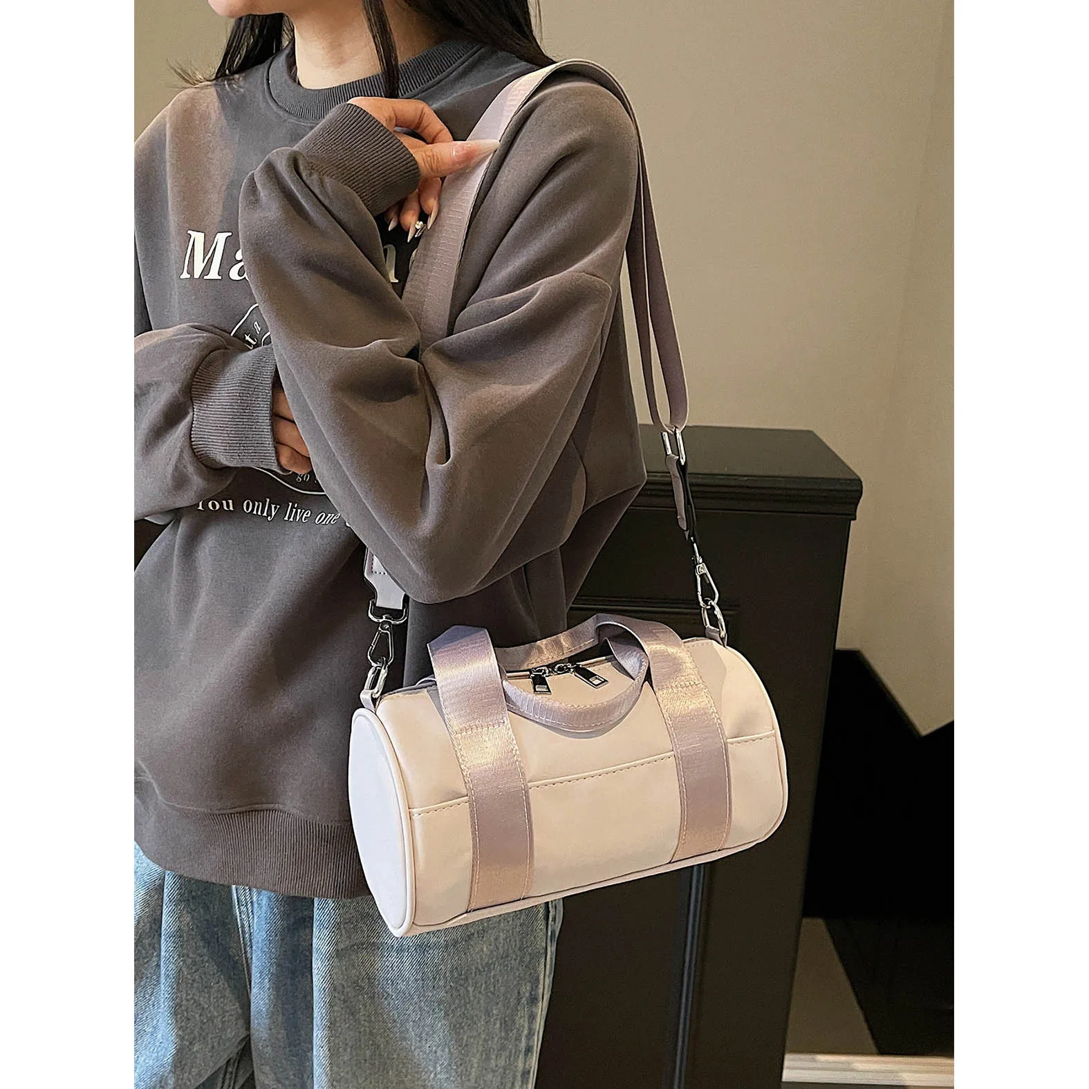 

New Korean style crossbody bag for spring 2025, niche high-end feel, pillow bag, cute small carry bag, commuting Boston bag