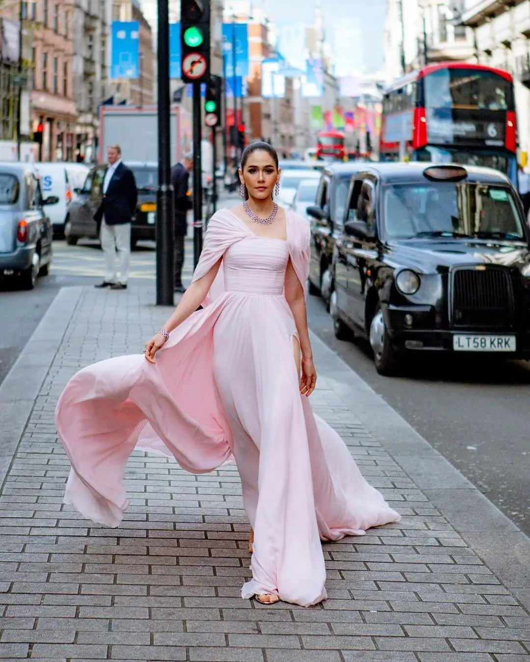 Graceful Pink A Line Mother of the Bride Dresses Split with Cape Modest Evening Gowns Custom Made