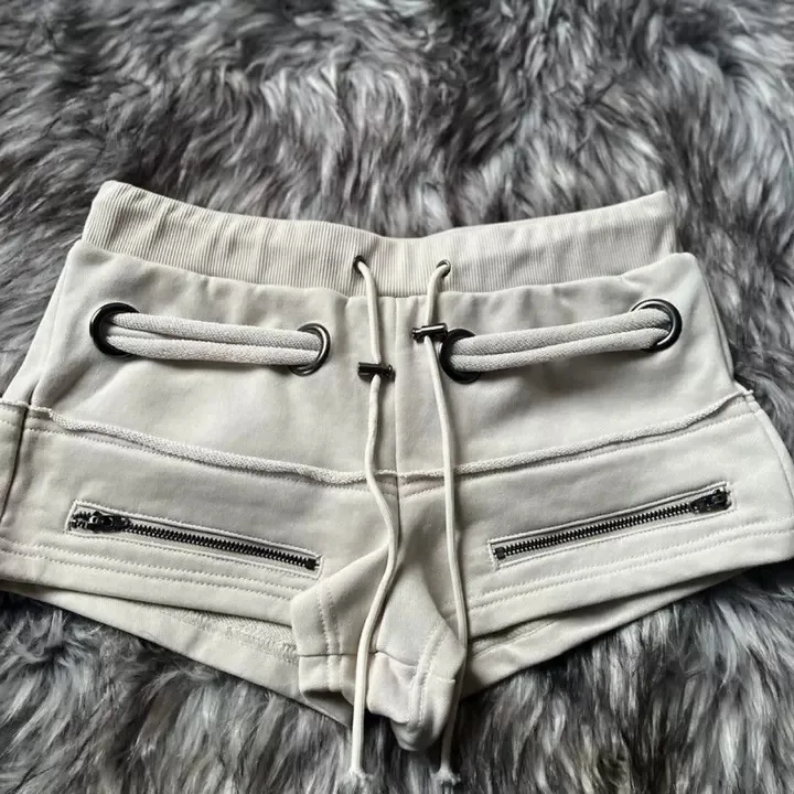 Metallösen-Hotpants mit Kordelzug und Fransen für Damen, Y2K-Stil, einfarbig, niedrige Taille, seitliche Reißverschlusstaschen, eng anliegende Street-Shorts – Detail 4