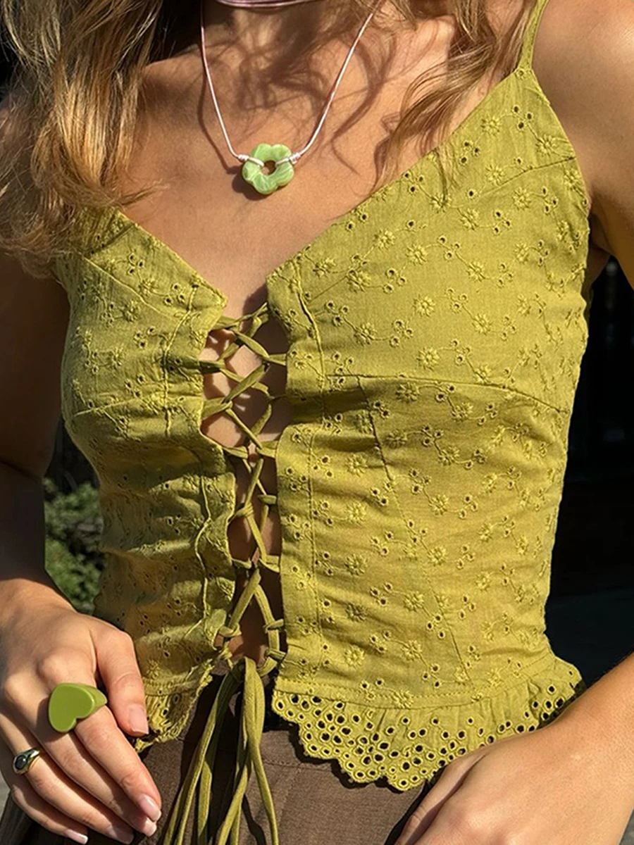قميص بدون أكمام أنيق من الدانتيل الزهري مع أشرطة سباغيتي قابلة للتعديل وتفاصيل ربطة أمامية لأسلوب الصيف