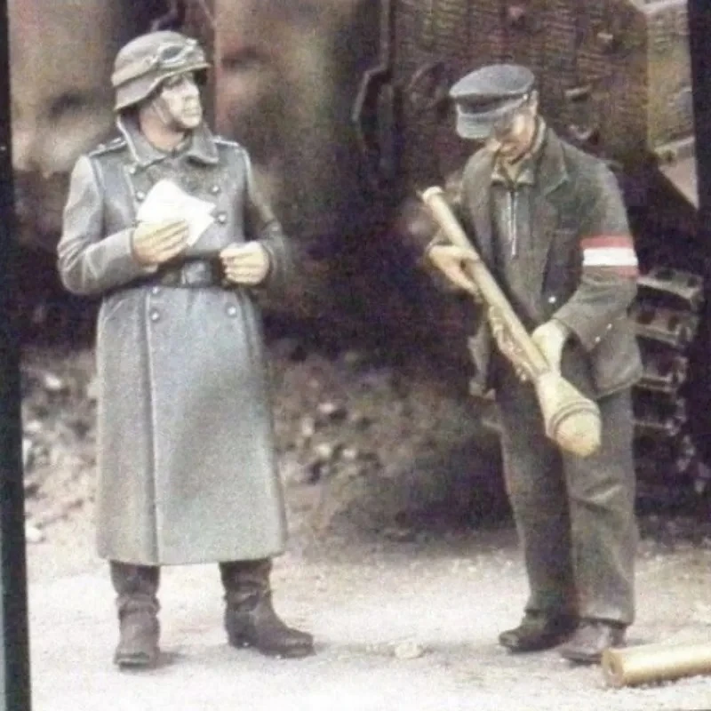 

1/35 Scale Resin Figure Model Kit Soldier and Civilian 2 Person History Hobby Miniature Unassembled Unpainted Diorama 1932X