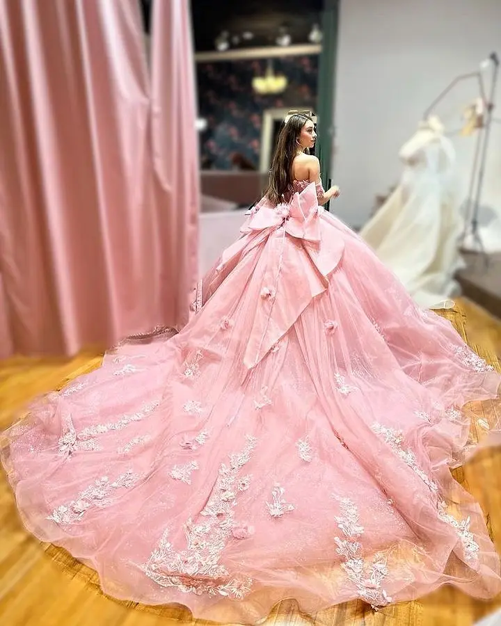 ชุดเดรสสีชมพู15 Quinceanera ชุดราตรีเปิดไหล่ลายดอกไม้ชุดไปงานเต้นรำลูกปัดคริสตัลชุดเดรสปาร์ตี้ฟูฟ่อง