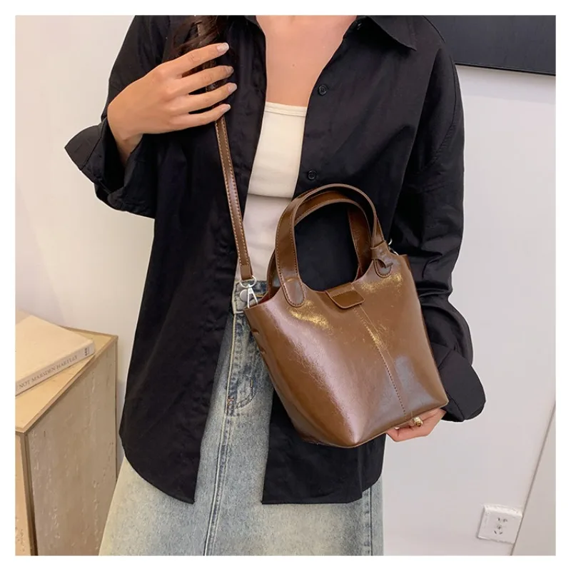 بو جودة عالية سعة كبيرة حمل الحقائب الصلبة سستة الكلاسيكية تخفيف نمط المرأة حقائب كتف 2025 موضة رائجة البيع حقيبة #4