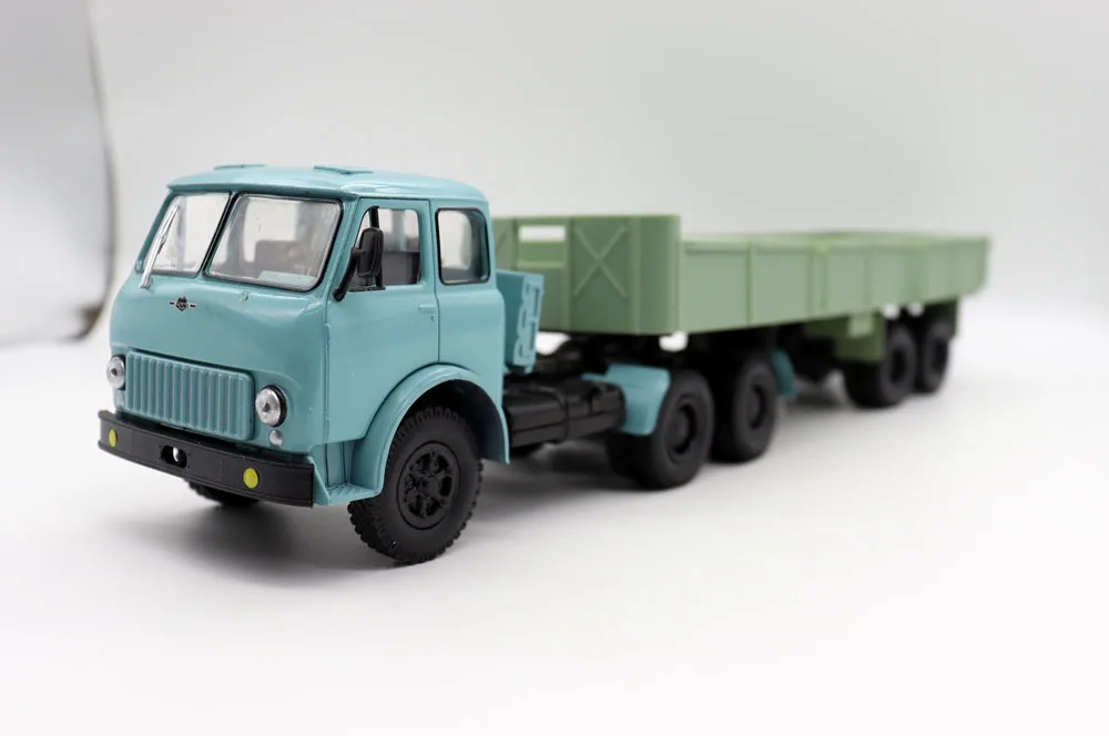 NEW 1:43 Scale 1963 MAZ-514 with semi-trailer MAZ-5250 USSR Long Truck Diecat Alloy Toy Model For collection gift