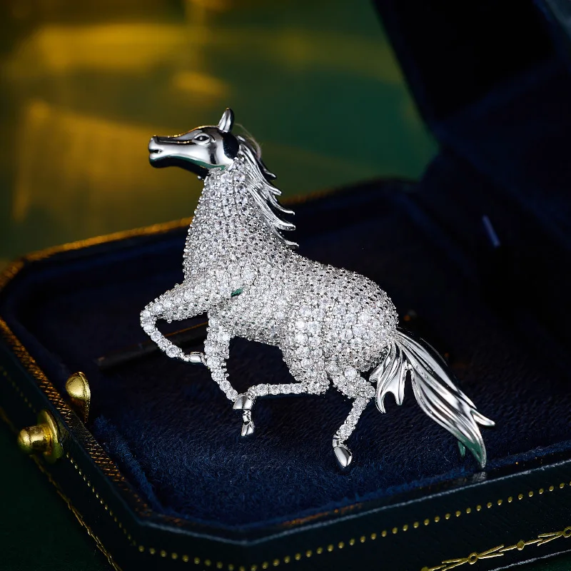 18K Gold Plated Micro-Pavé Rhinestone Horse Pin Unisex Equestrian Elegant Animal Brooch for Blazer Lapel Jewelry Gift Wholesale