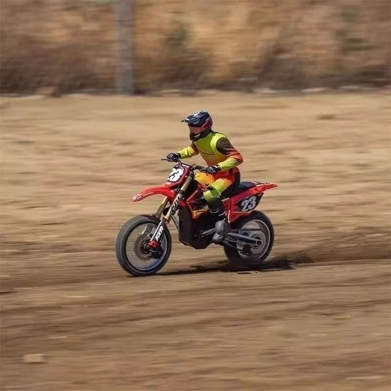 รถมอเตอร์ไซค์ของเล่นบังคับวิทยุขนาด 1/4 พร้อมเกียร์สามระดับ ระบบกันสะเทือนแบบกลไก และมอเตอร์แบบไร้แปรงถ่าน