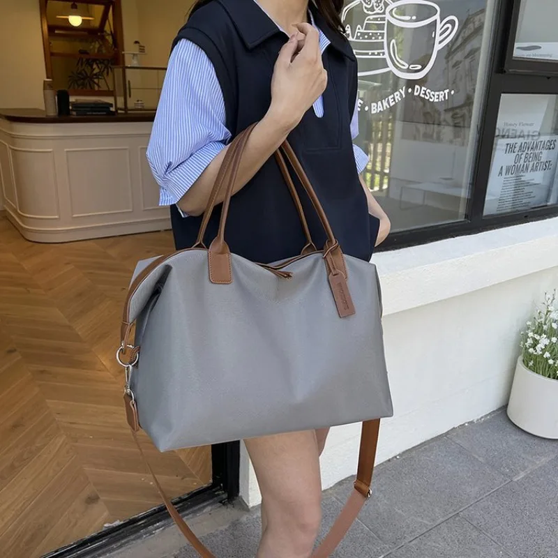 

Модная минималистичная женская сумка через плечо однотонного цвета с текстурной отделкой, также может использоваться как вместительная стильная сумка для подгузников.