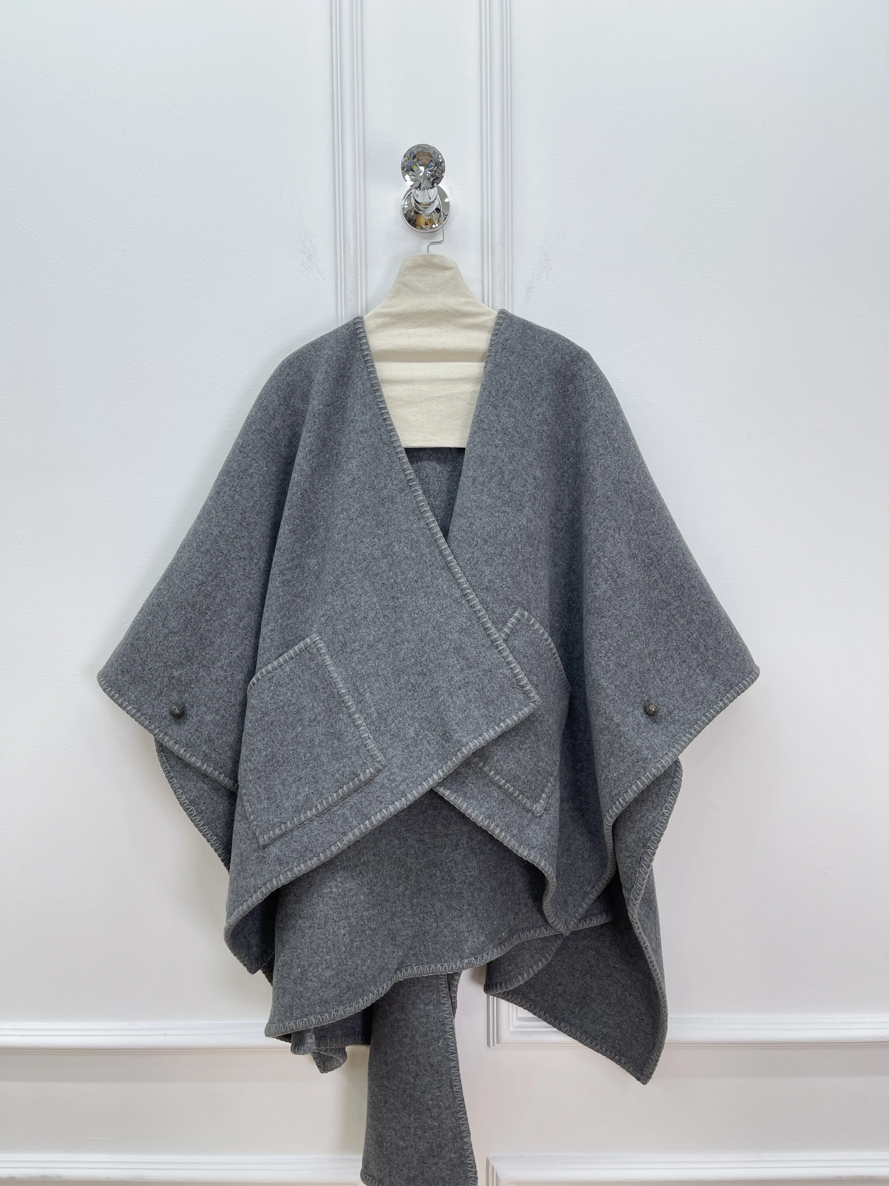 

Двустороннее флисовое шерстяное пальто с лацканами, высокое качество, осенне-зимняя новая шерстяная накидка одного размера для женщин 2025