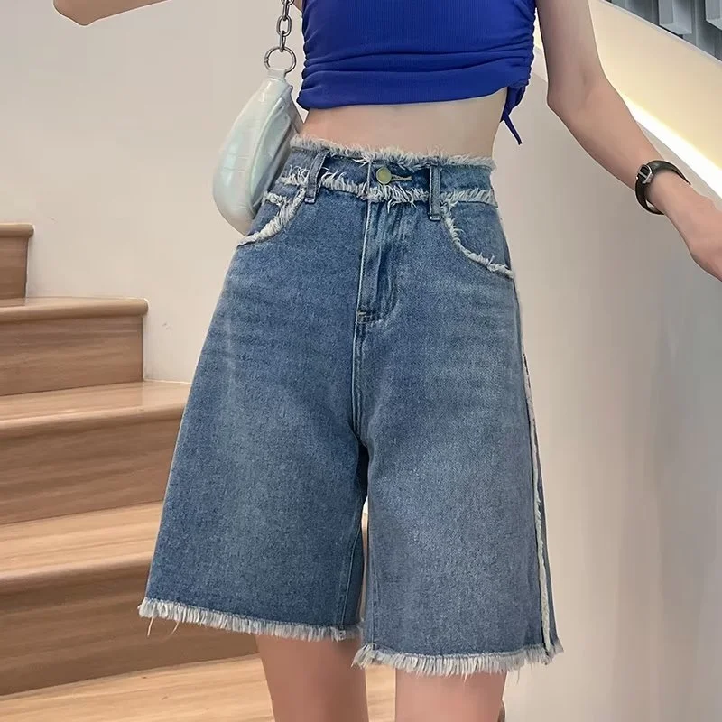 

Five inch wide leg denim shorts for women in the summer of 2025, featuring a high waist, slim figure, and loose straight leg mid