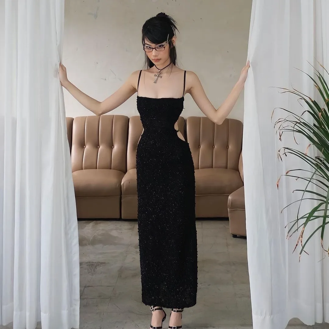 Um vestido sexy, sem costas, despenteado e recortado, um vestido de verão puro e sensual com um visual sofisticado de uma garota gostosa