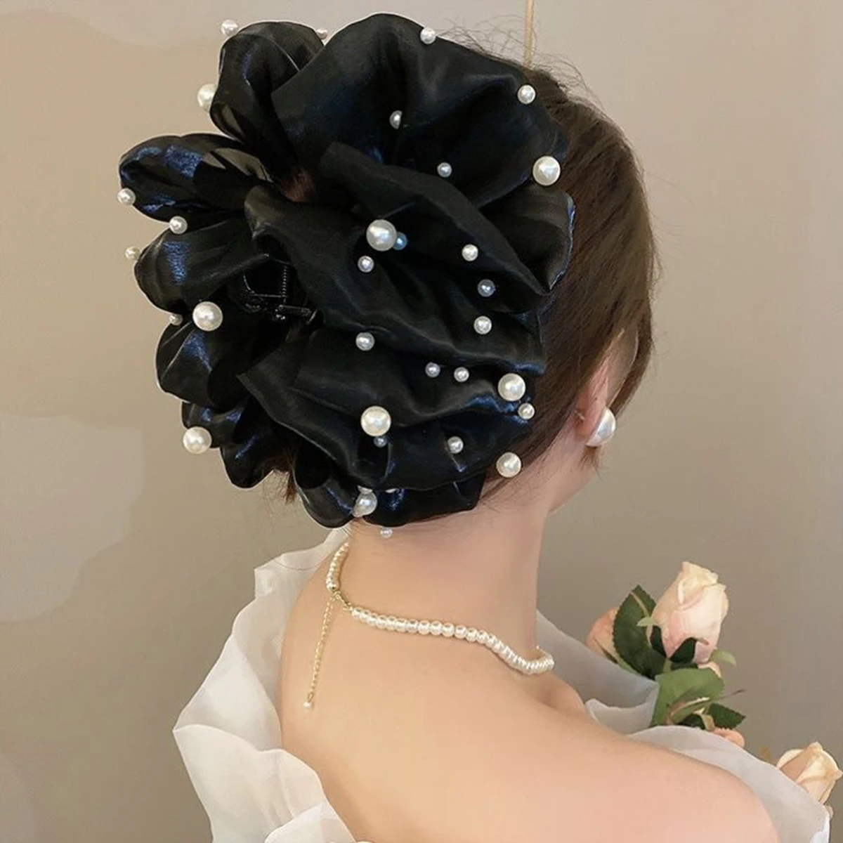 Elegante Schwarze Satin- & Perlen-Haarspange, Große Blumen-Haarklammer, Langlebiges Haaraccessoire für Frauen, Ideal für Braut, Party & Alltag – Detail 3