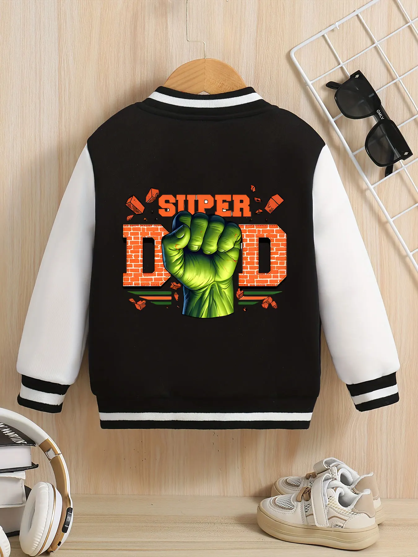 سترة بيسبول MINISO Marvel Hulk Super Dad Boys - طباعة قبضة Hulk "SUPER DAD"، على الوجهين لإظهار القوة والمتعة، عصرية د