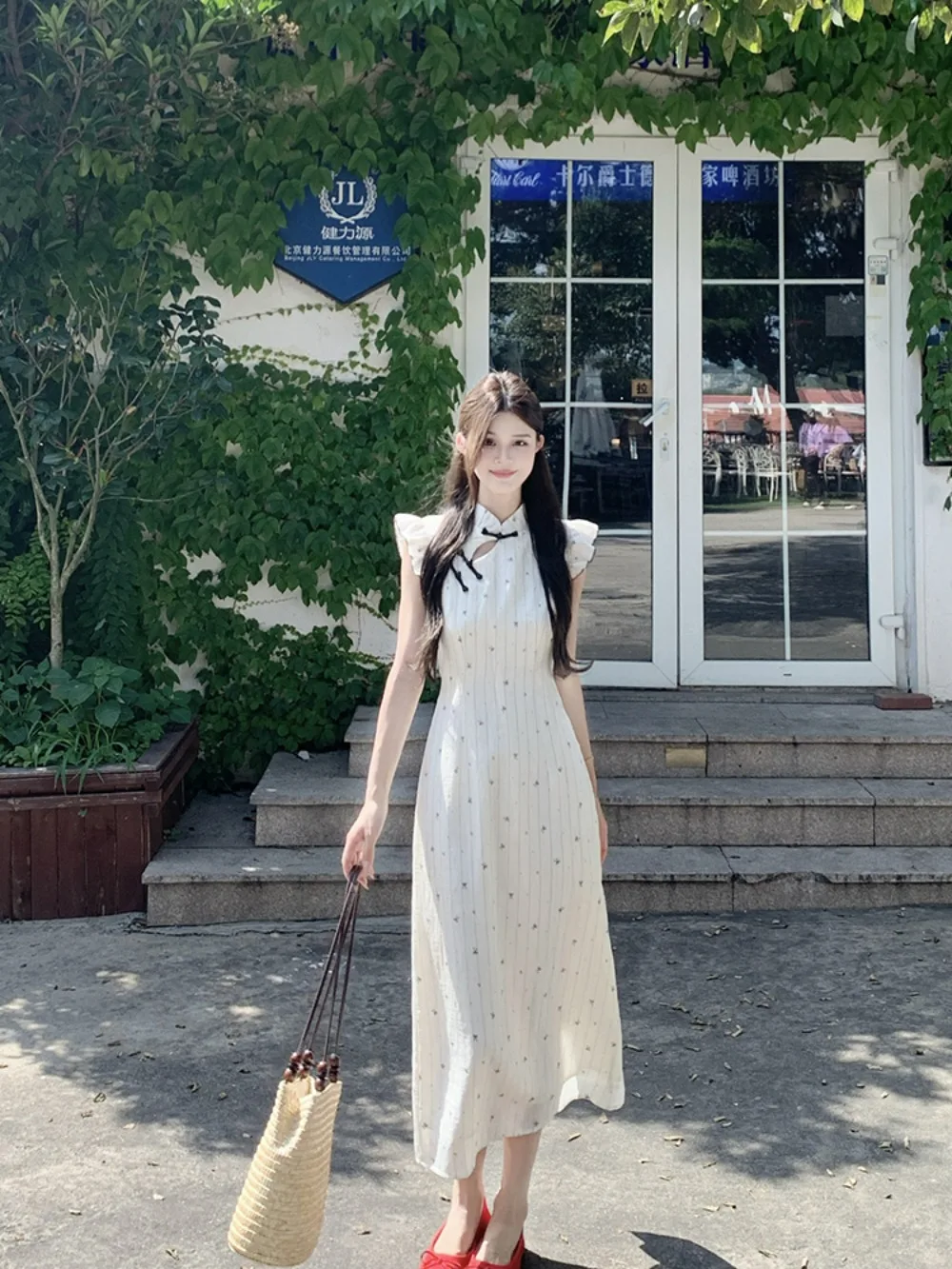 فستان تشيباو الصيني الجديد 2025 الصيف الأزهار طباعة ألين صورة ظلية الوجودية الجمالية رفرفة الأكمام تصميم المرأة الموضة