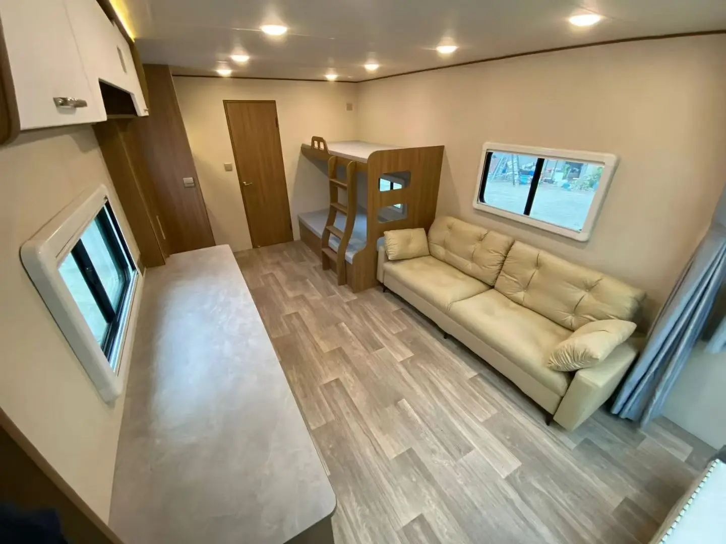Unique Design Motorhome Style Kitchen Bathroom 2-3 Person Mobile Home Road Travel Large Aluminum XPS Construction Dual Trailer
