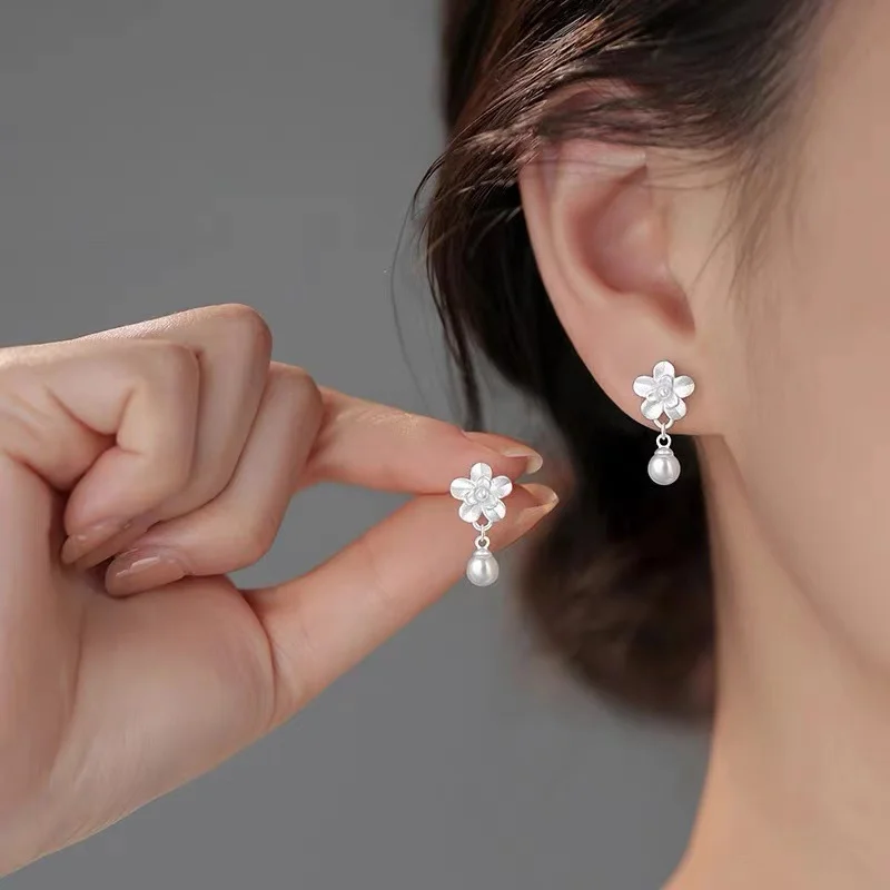 Simple and Stylish Flower Imitation Pearl Pendant Earrings, Suitable for Women's Daily Wear, Holiday Accessories and Gifts