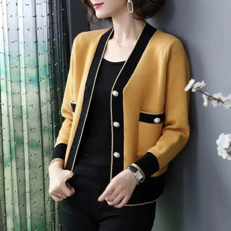 Autumn and Winter Fashion Retro Women\'s Loose Sweater All-match Spliced Contrast Color Button Pocket Knitted Cardigan Coats Tops