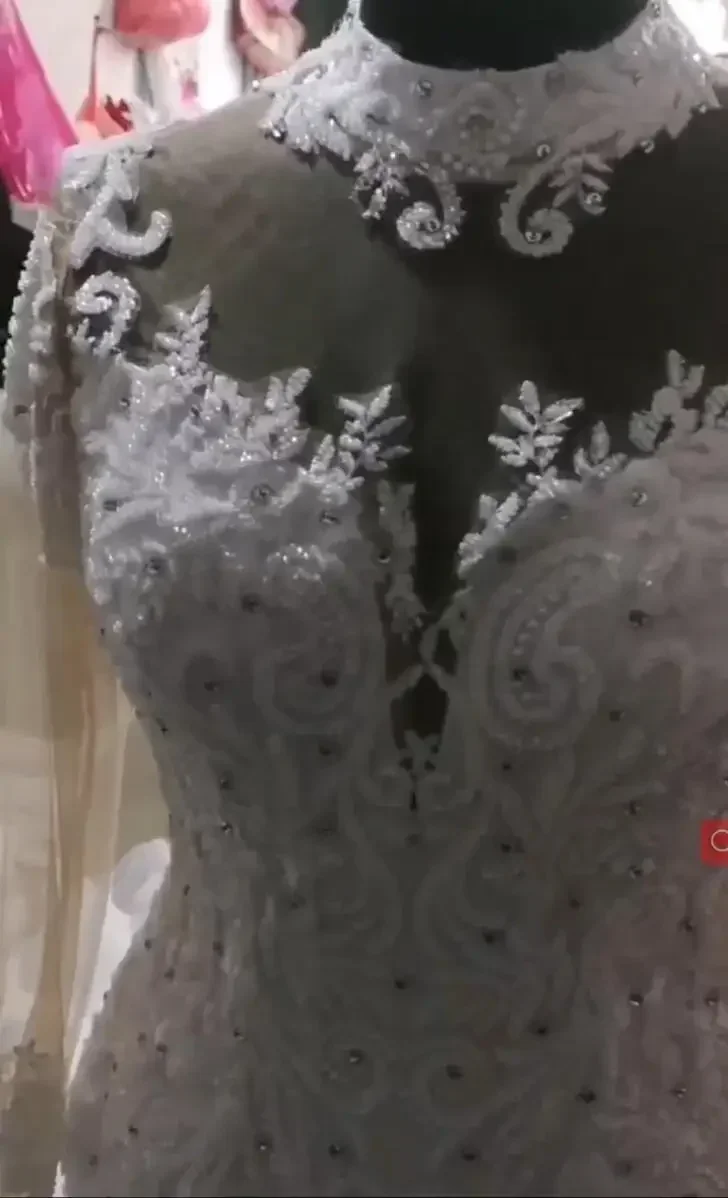 ชุดแต่งงานประดับคริสตัลวิบวับแบบสั่งทำพิเศษ แขนยาวผ้าออร์แกนซ่าหลายชั้น