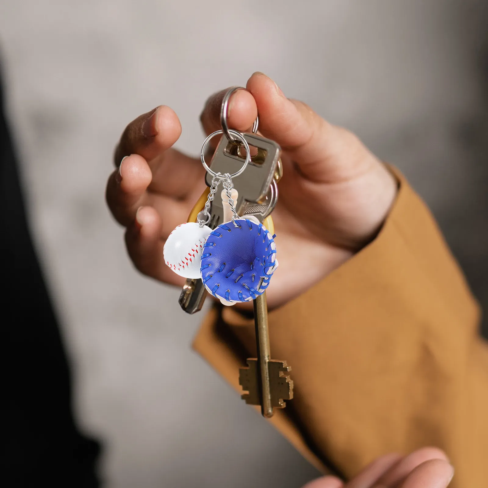 

Стильный брелок для ключей в спортивном стиле (бейсбол/софтбол) для фанатов, прочный кулон-перчатка из полиуретана, аксессуар для сумки/рюкзака