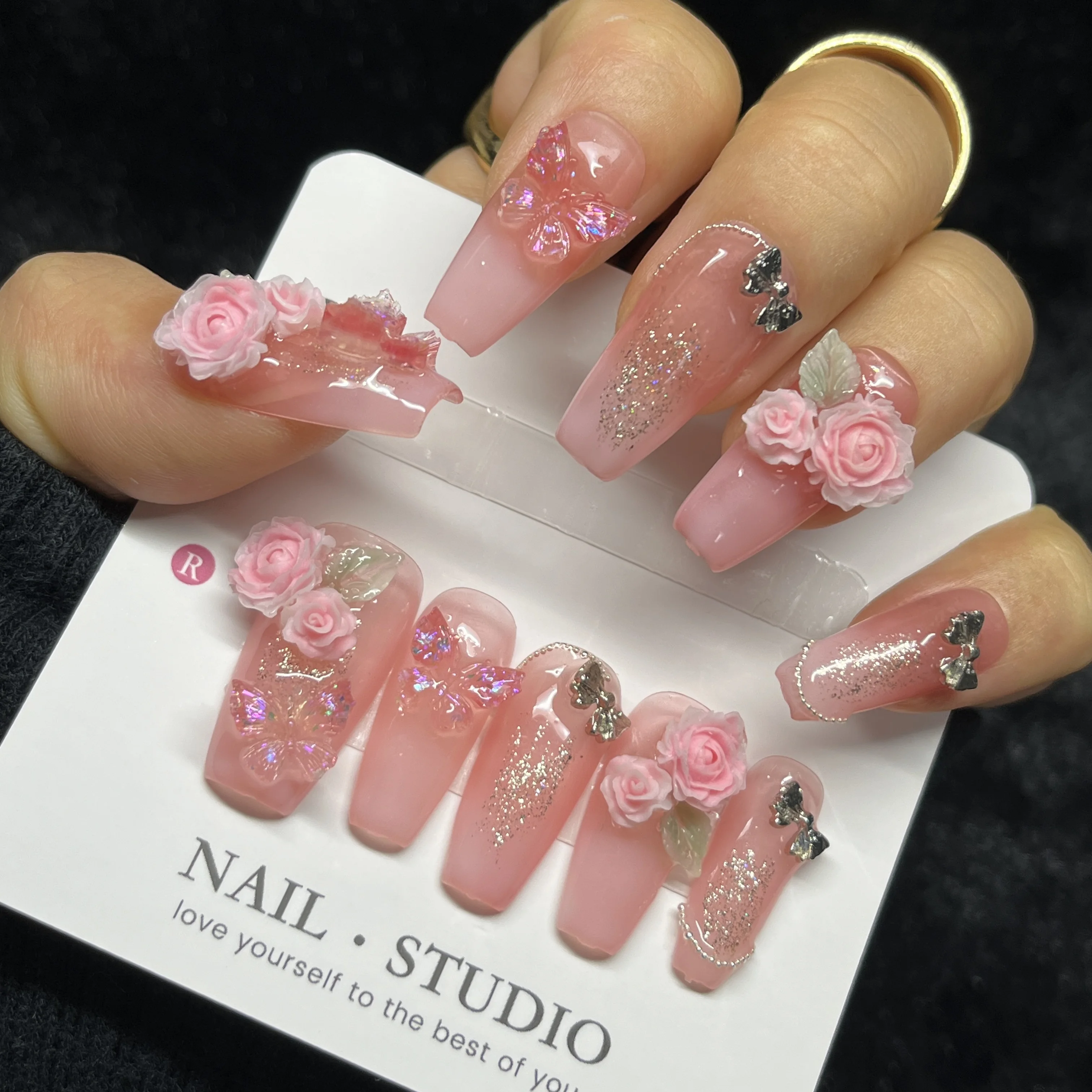 10 Uds. De uñas postizas rosas con purpurina, ataúd largo, diseño de mariposa rosa 3D con detalles plateados, uñas postizas elegantes hechas a mano para mujeres