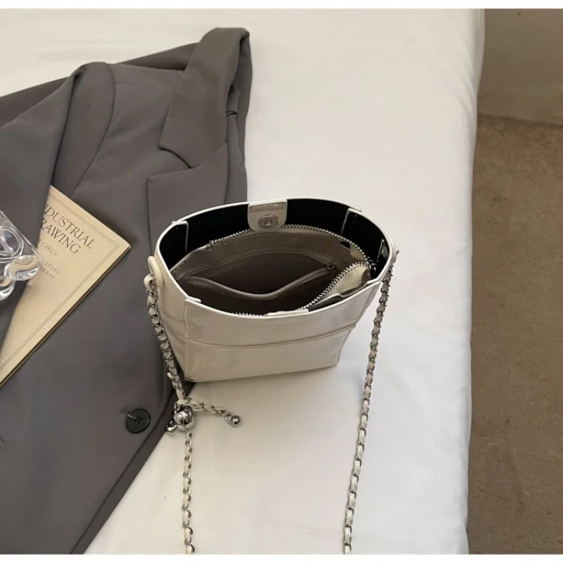 حقيبة ساعي البريد للسيدات متطورة مصنوعة من جلد نوبوك، عصرية من تشيانغ ماي، خفيفة الوزن، ناعمة، مظهر يومي ​