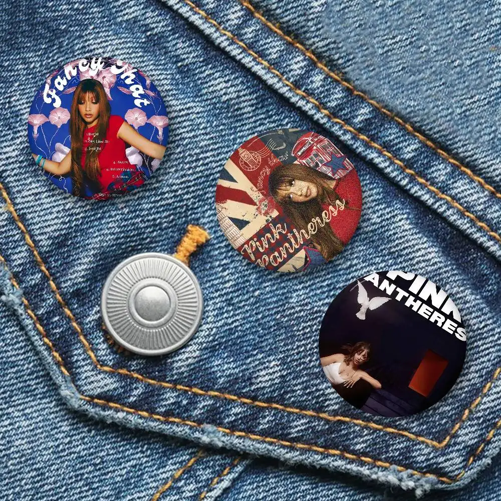 Singer Pink Pantheress Soft Button Pin Bright Printed Icon Gift For Friends Badge Collar Brooch Lapel Pin Metal