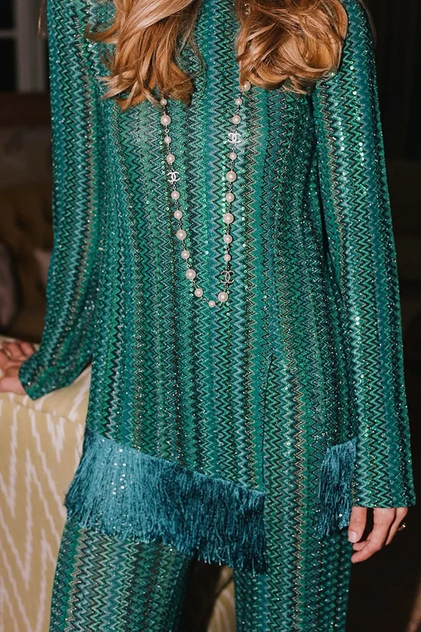 

Женский повседневный комплект из 2 предметов: элегантные полосатые топы с V-образным вырезом и бахромой, а также брюки.