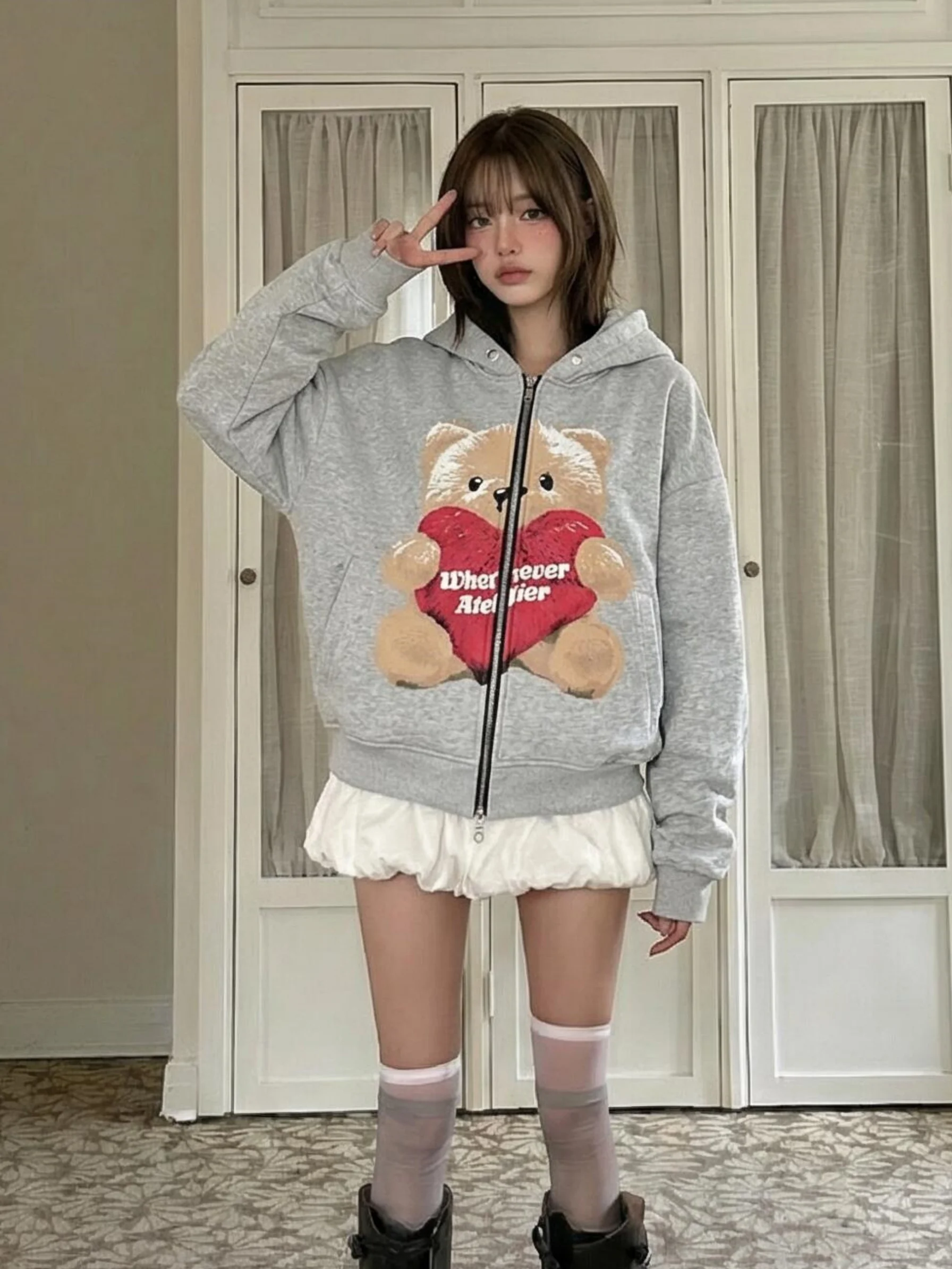 

Новая женская толстовка-худи в стиле ретро с милым американским мультяшным принтом медведя и сердца, свободного кроя, повседневная, универсальная, осенне-зимняя