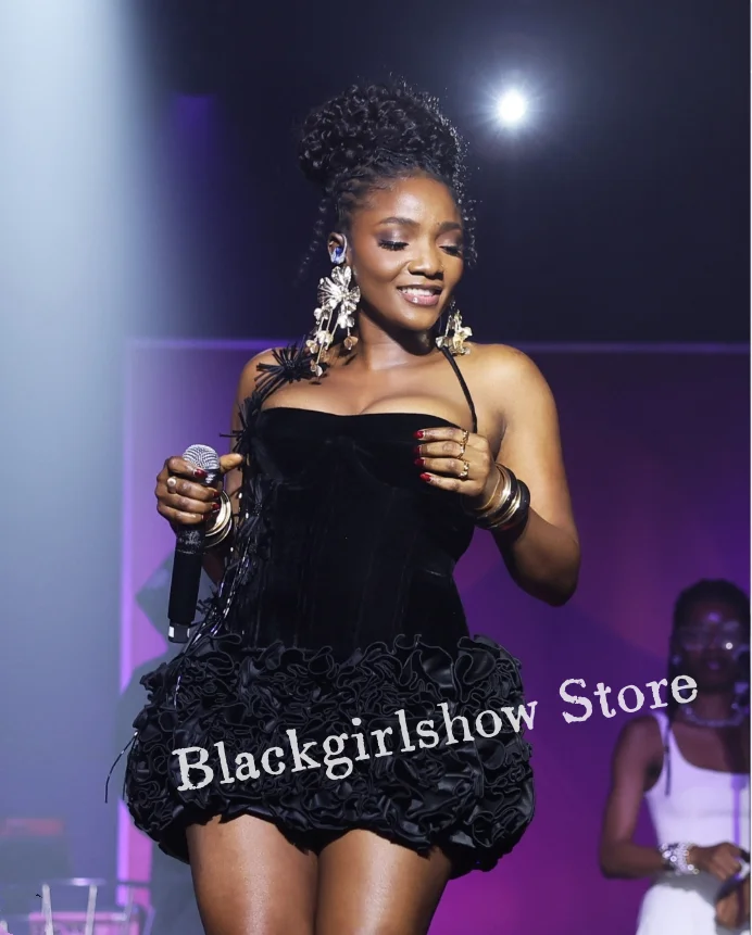 Sexy gaine licou fête robe de bal noir Mini courte dentelle à volants personnalisé célébrité tapis rouge robe vestidos de fiesta