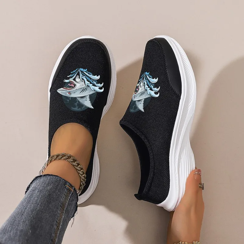 

Женские кроссовки без шнуровки из черной сетки с принтом акулы: массивная подошва для комфорта и высоты. Идеально подходит для ежедневных поездок и повседневных прогулок.