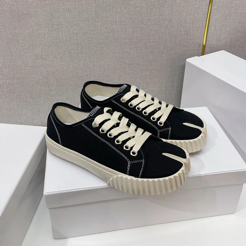 Sepatu Ujung Belah Kanvas Hel Rendah Modis 2025 Sepatu Datar Bertali Wanita Sepatu Papan Kasual dan Nyaman Sepatu Olahraga Pria