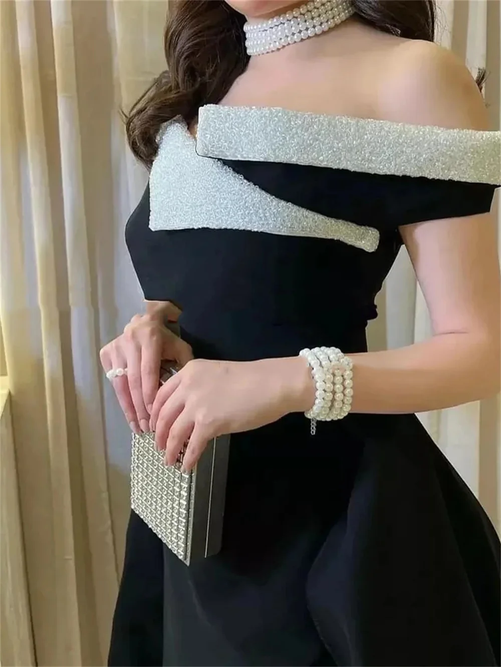 New Lãng Mạn A-Line Đen Satin Evening Gowns Tắt Vai Cổ Áo Sweep Train Backless Dài Prom Dress Bead Áo Choàng De dạ Hội