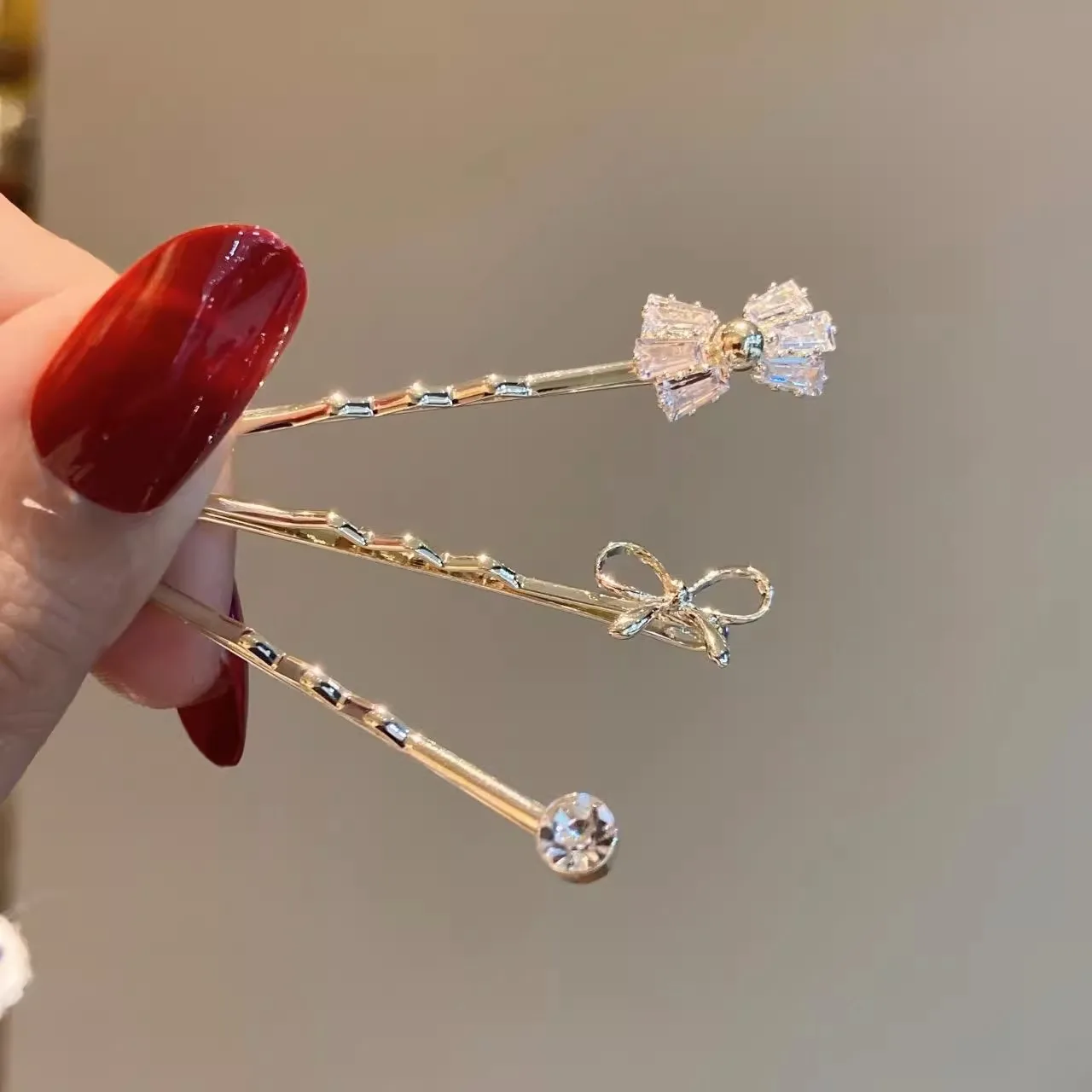 

Заколка для волос с цирконами, парная, для челки, с надписью