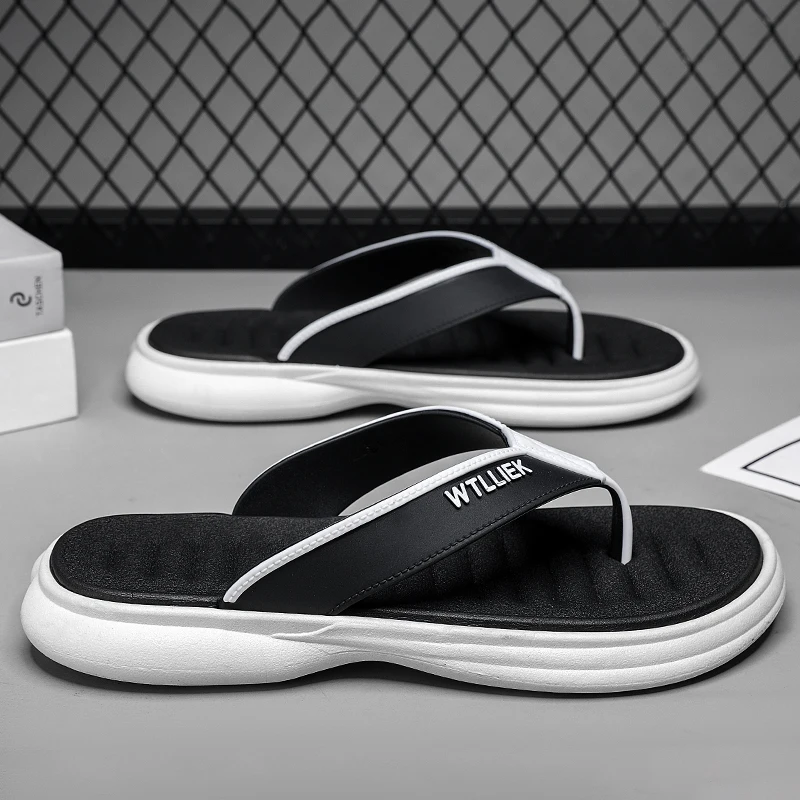 

New Large-sized Lightweight Color-blocking Fashionable Versatile Flip-flops for Men's Summer Soft Soles for Indoor Use