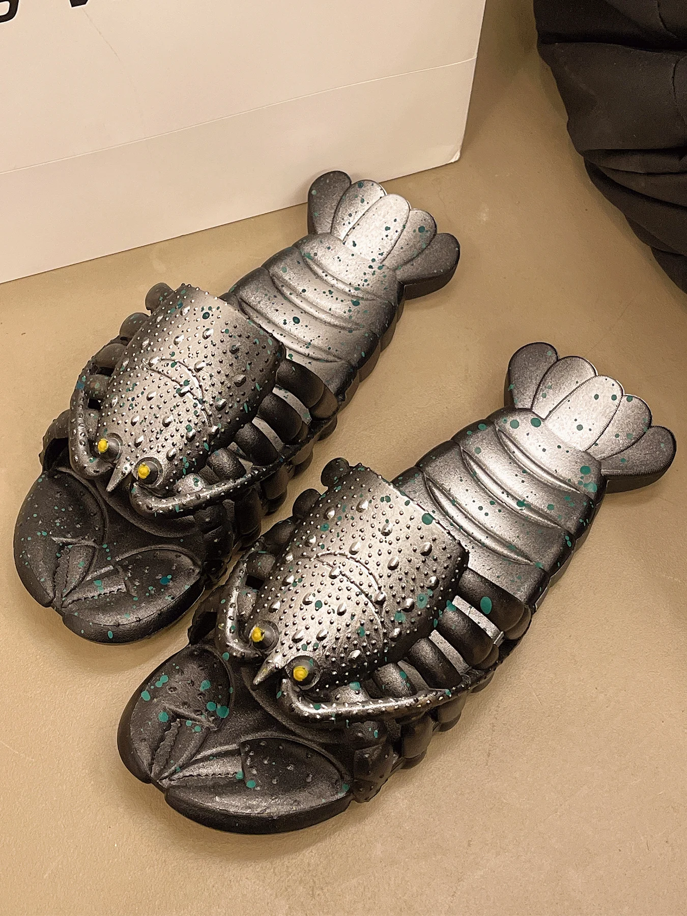 

Мужские пластиковые тапочки, забавные мультяшные тапочки-лобстеры, мужская летняя мода, универсальный новый стиль, студенческий летний домашний муравей