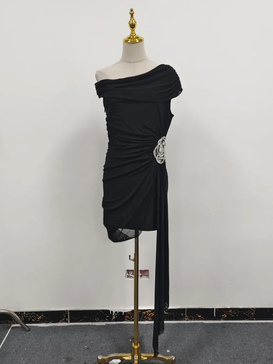 Dostosowane wyszczuplające łączone sukienki z dziurami dla kobiet ukośna szyja z krótkim rękawem Patchwork diamentowa sukienka kobieta 2025 nowość