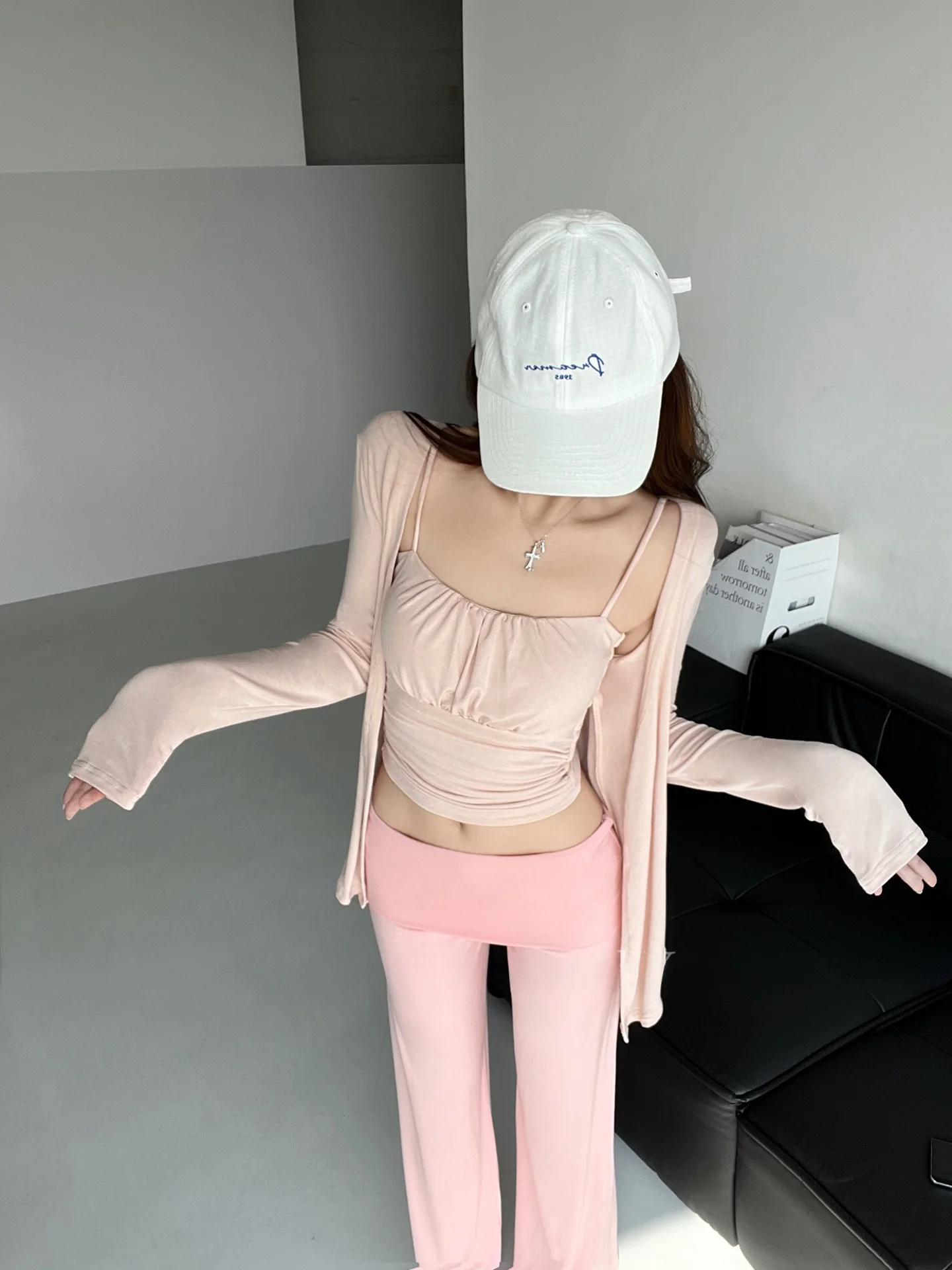 Ele Sweet Girl Pure Desire Sexy cintura blanca una camiseta sin mangas con almohadilla en el pecho largo Sve fino cárdigan abierto conjunto de chica picante