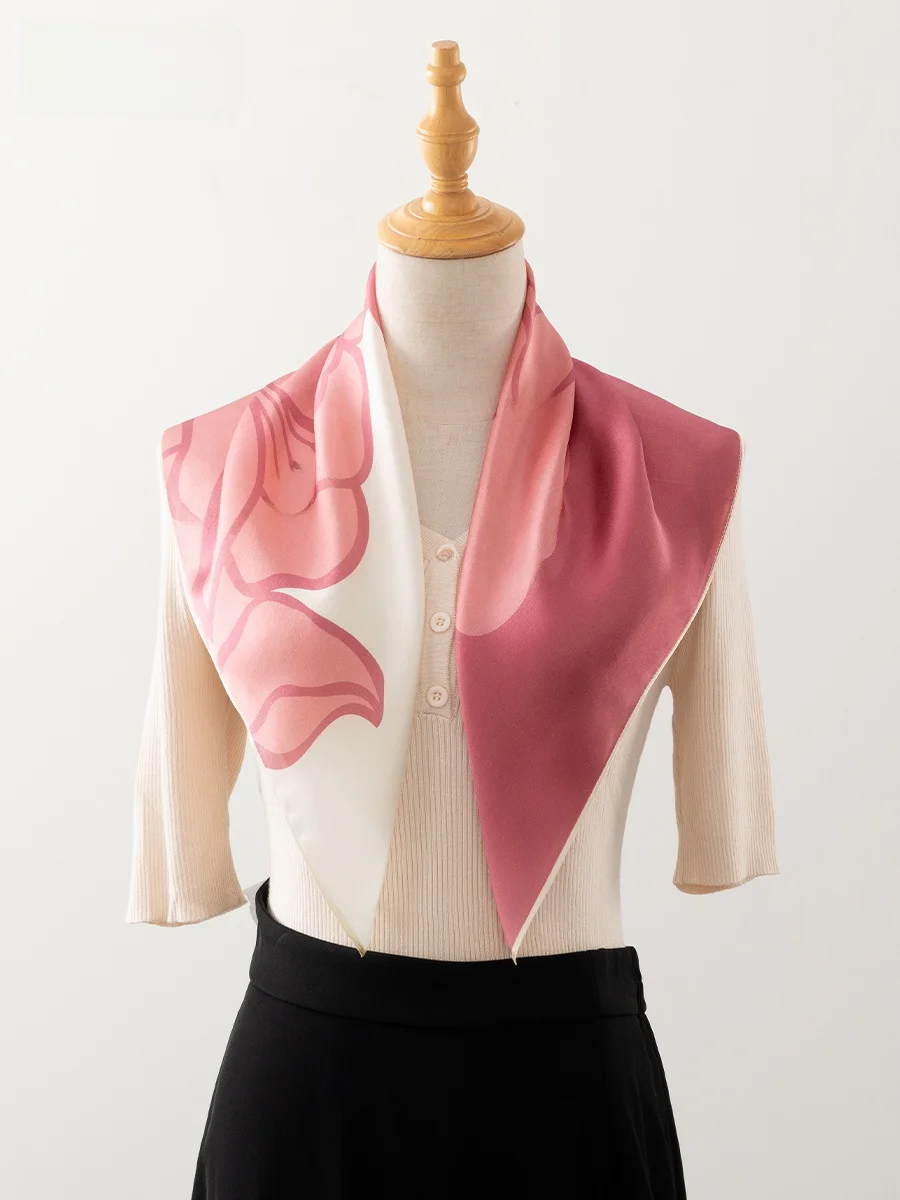 ピンク椿シルクスカーフ女性の春夏薄型スタイルネック保護スカーフファッショナブルなシャツマッチング小さな正方形スカーフ