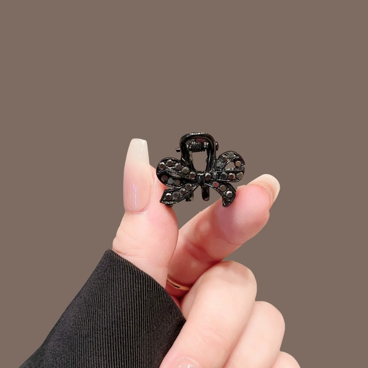 Schwarzer funkelnder Diamant-Schmetterlingsknoten-Haargreifer, französische elegante Frisur-Accessoires, Datum, Dressing, Nachmittagstee, modische Wahl – Detail 4